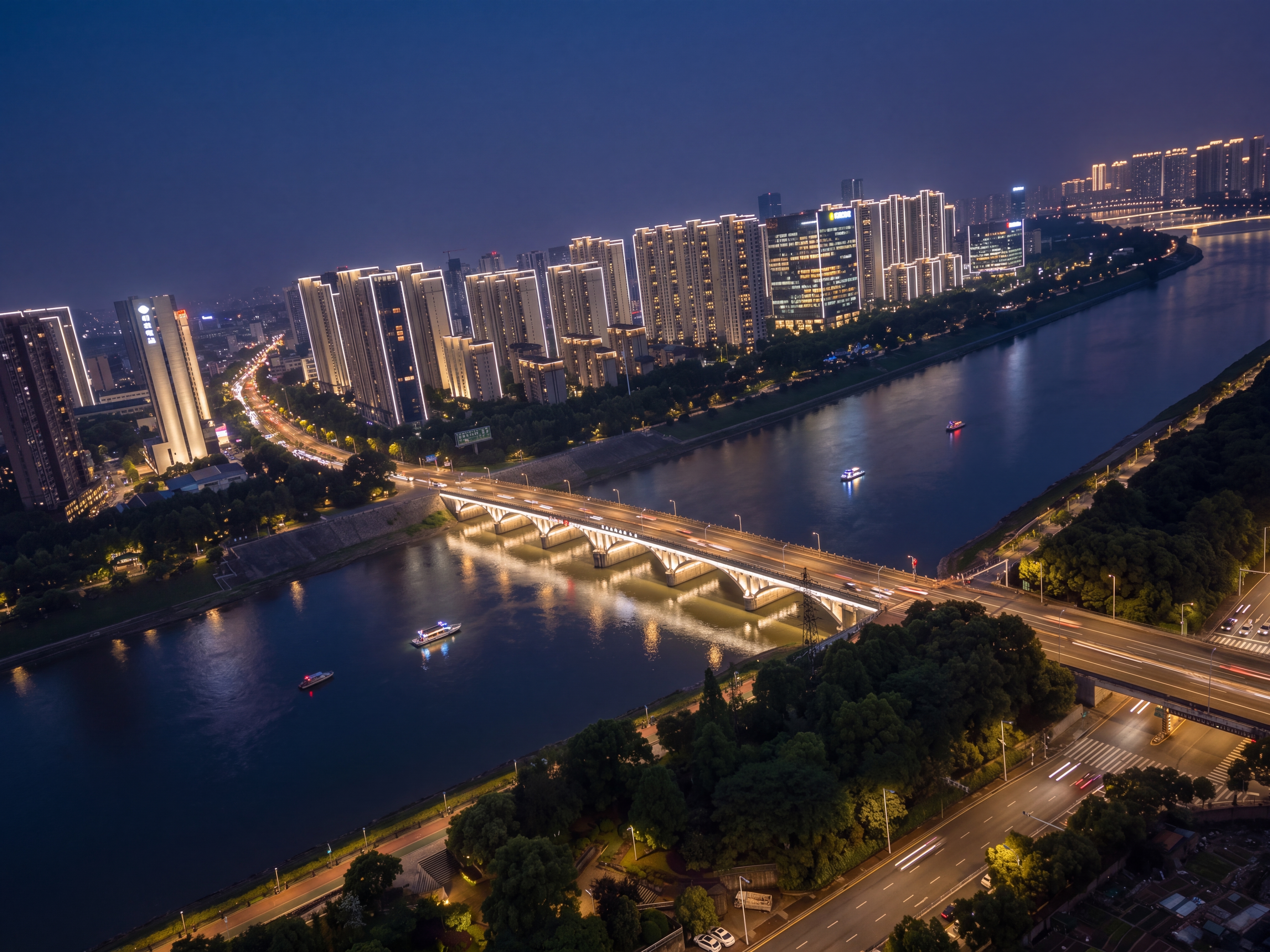 null — 生成一张夜景效果图，画面主体为画面中间这座桥梁，其余周边建筑融入夜景氛围就行，要求禁止用线条勾勒轮廓。画面风格整洁，现代，简约。